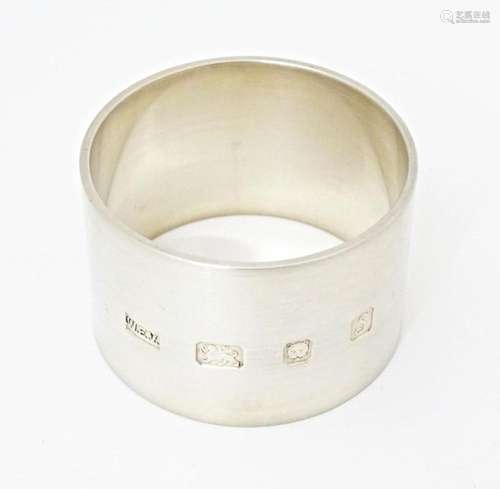 An Elizabeth II silver napkin ring hallmarked London 1992, m...