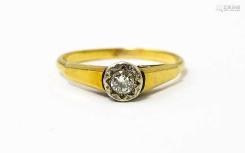 An 18ct gold ring with central illusion set diamond. Ring si...