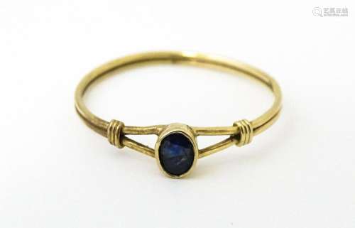 A 9ct gold ring set with central spinel. Ring size approx. L