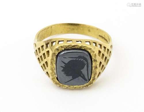 A 9ct gold gentleman's intaglio ring set. Ring size appr...