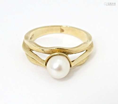 A 9ct gold ring set with central pearl. Ring size approx. L