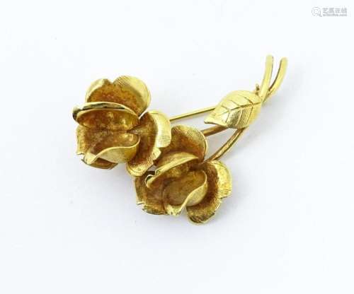 A 9ct gold brooch of floral form. Approx 1 1/2" long