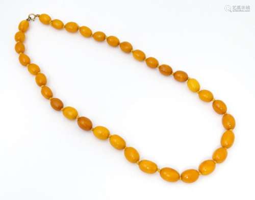 A vintage necklace of graduated butterscotch amber coloured ...