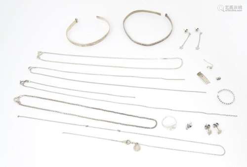 A quantity of assorted silver and white metal jewellery