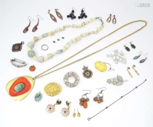 A quantity of assorted costume jewellery to include a pendan...