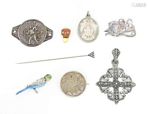 A quantity of assorted jewellery to include brooches, pendan...