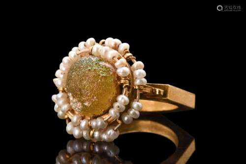 BYZANTINE GOLD RING WITH GLASS GEM AND PEARLS