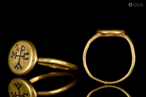 BYZANTINE GOLD RING WITH NIELLO INLAID MONOGRAM