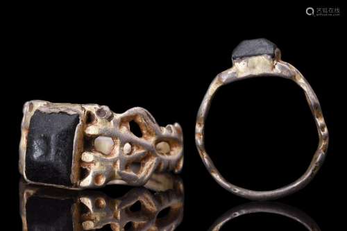 POST-MEDIEVAL GOLD RING WITH STONE
