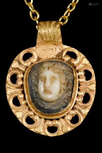 ROMAN AGATE MEDUSA CAMEO IN GOLD PENDANT