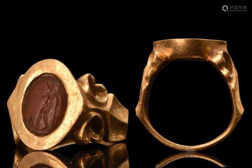 HEAVY ROMAN GOLD INTAGLIO RING WITH STANDING GODDESS