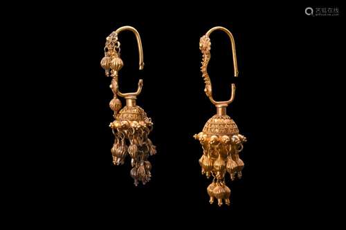 A PAIR OF ROMAN GOLD EARRINGS