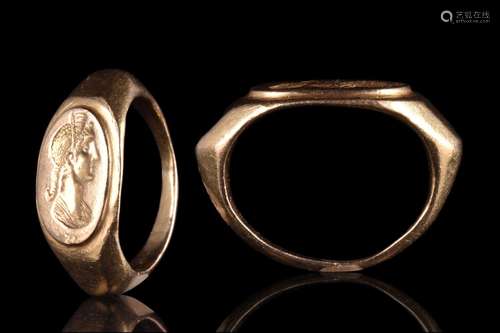 ROMAN GOLD RING WITH A PORTRAIT OF A NOBLE LADY