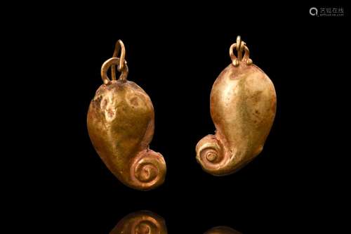 A PAIR OF ROMAN GOLD EARRINGS