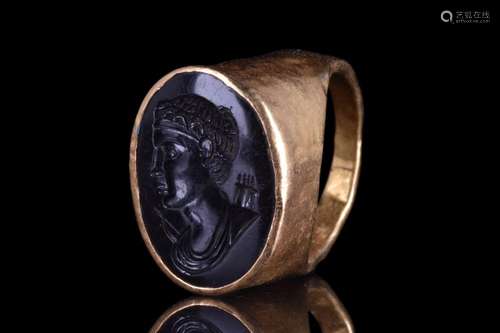 ROMAN GOLD RING WITH DIANA THE HUNTRESS ONYX INTAGLIO