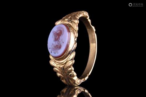 ROMAN MINERVA AGATE INTAGLIO IN A HEAVY GOLD RING