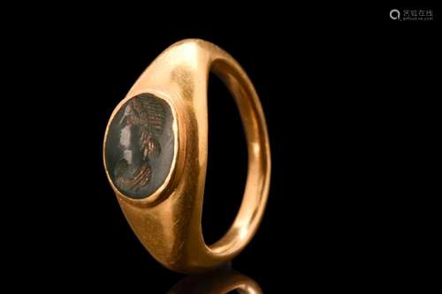 ROMAN GOLD RING WITH FEMALE PORTRAIT INTAGLIO