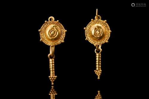 A PAIR OF ROMAN GOLD EARRINGS