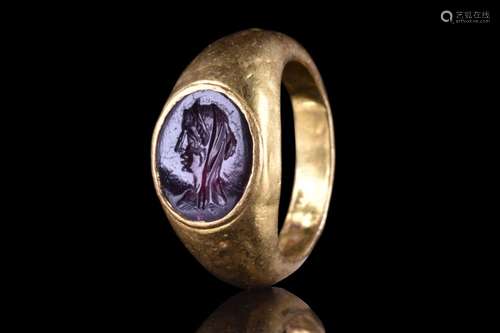 ROMAN GOLD RING WITH A GARNET INTAGLIO OF VEILED FEMALE