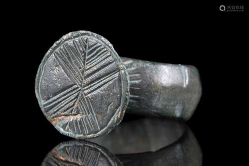 ROMAN BRONZE RING WITH DECORATION