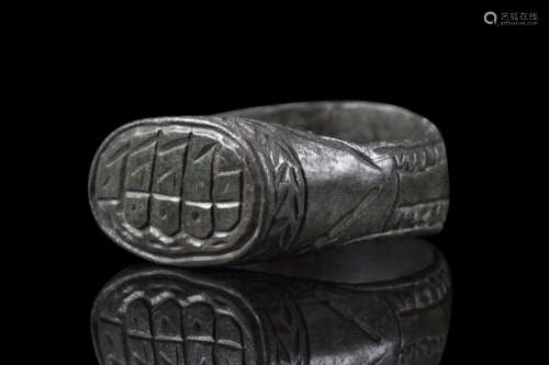 ROMAN/ BYZANTINE BRONZE RING WITH ABSTRACT PATTERN
