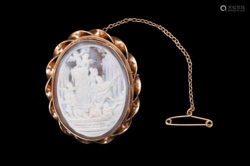 NEOCLASSICAL GOLD BROOCH WITH ROMAN SCENE CAMEO