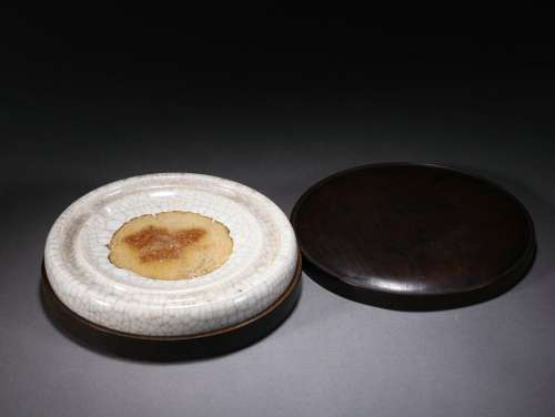A Ge-ware Crackle Inkstand