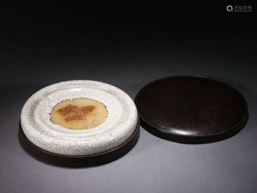 A Ge-ware Crackle Inkstand