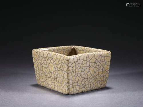 A Ge-ware Crackle Waterpot