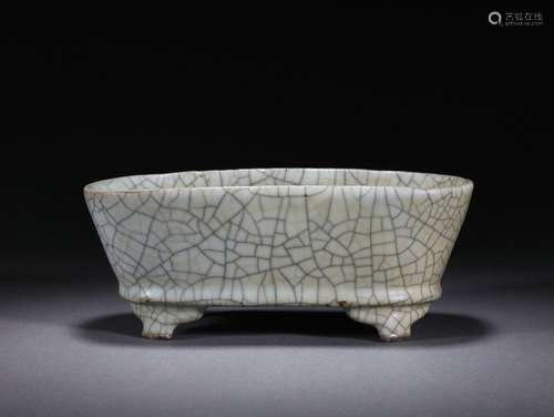 A Ge-ware Crackle Narcissus Bowl