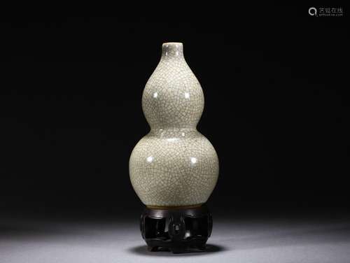 A Ge-ware Crackle Double Gourds Vase