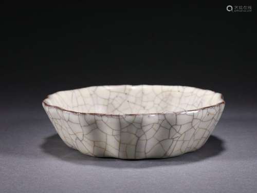 A Ge-ware Crackle Lobed Dish