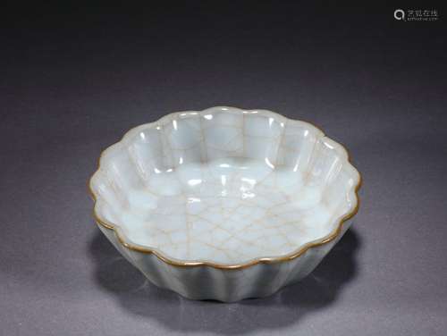 A Ge-ware Crackle Lobed Dish