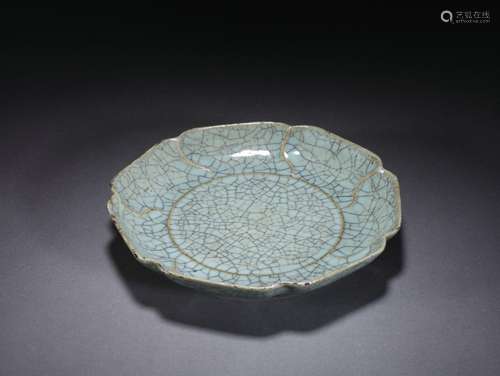 A Ge-ware Crackle Lobed Plate