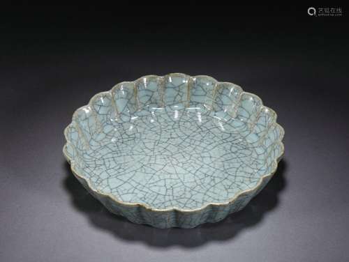 A Ge-ware Crackle Lobed Dish