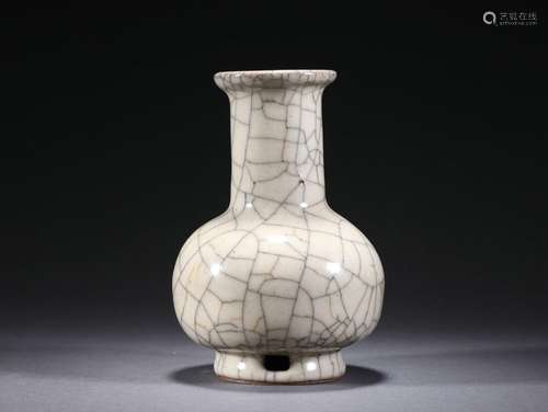 A Ge-ware Crackle Bottle Vase