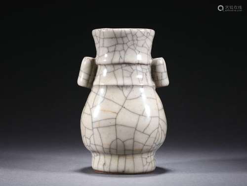 A Ge-ware Crackle Arrow Vase