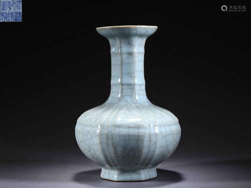 A Guan-ware Crackle Vase