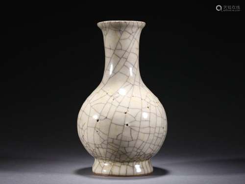 A Ge-ware Crackle Bottle Vase