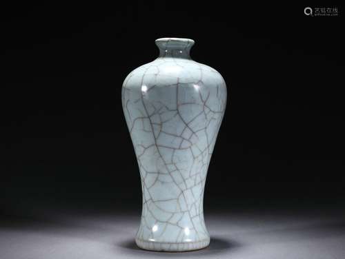 A Ru-ware Crackle Vase Meiping