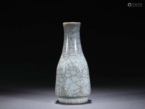 A Ru-ware Crackle Vase