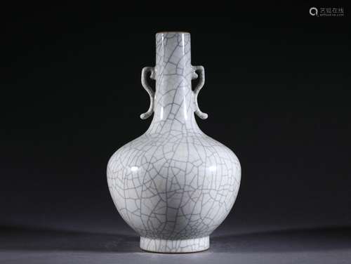 A Ge-ware Crackle Vase