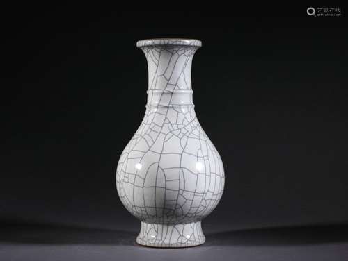 A Ge-ware Crackle Vase