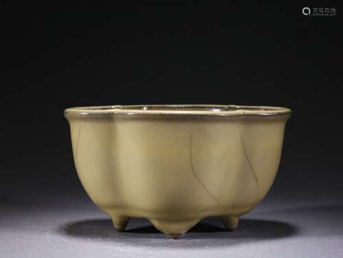 A Ge-ware Crackle Narcissus Bowl