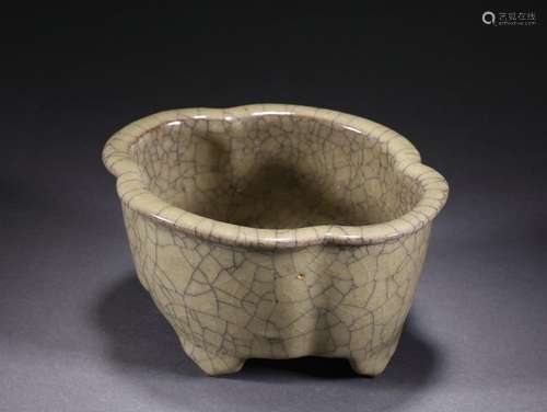 A Ge-ware Crackle Narcissus Bowl