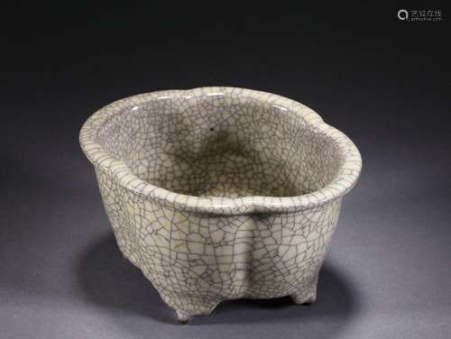 A Ge-ware Crackle Narcissus Bowl