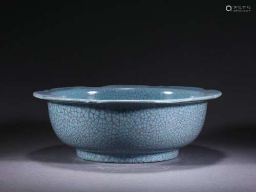 A Guan-ware Crackle Deep Bowl