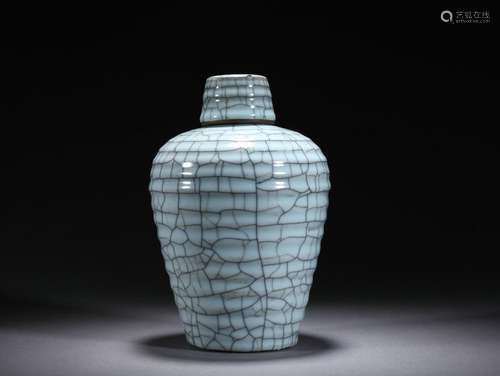 A Guan-ware Crackle Vase Meiping