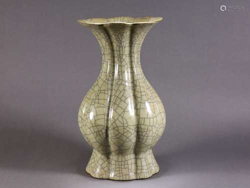 A Ge-ware Crackle Lobed Vase