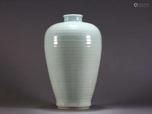 A Celadon Glaze Vase Meiping